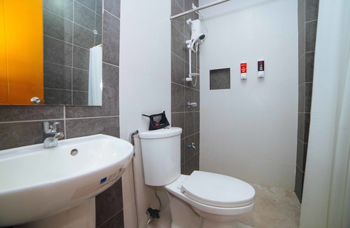 Angeles City Hotel | RedDoorz near Angeles University Foundation