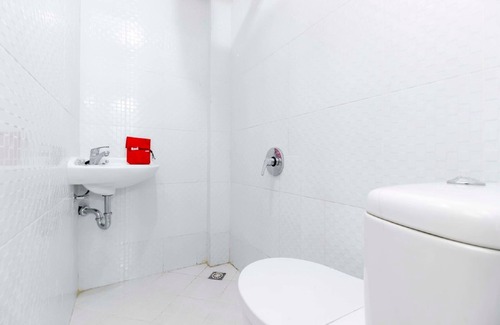 Kebon Jeruk Hotel | RedDoorz near Hayam Wuruk