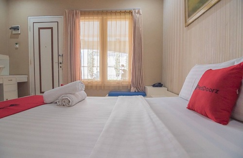 Bandung Hotel | RedDoorz near Setrasari Mall 2