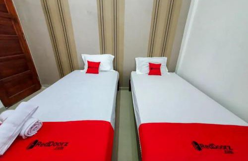 Laweyan Hotel | RedDoorz near Stasiun Purwosari