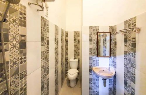 Laweyan Hotel | RedDoorz near Stasiun Purwosari