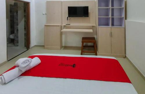Laweyan Hotel | RedDoorz near Stasiun Purwosari