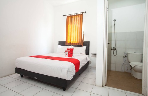 Surabaya Hotel | RedDoorz Plus near Galaxy Mall
