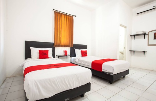 Surabaya Hotel | RedDoorz Plus near Galaxy Mall