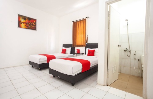 Surabaya Hotel | RedDoorz Plus near Galaxy Mall