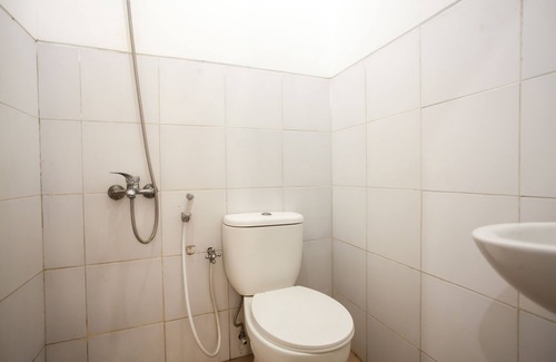 Surabaya Hotel | RedDoorz Plus near Galaxy Mall