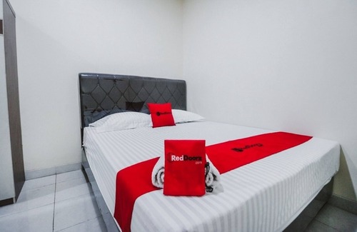 Bendungan Hilir Hotel | RedDoorz Plus near Semanggi