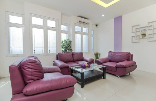Bekasi Timur Hotel | RedDoorz Plus near Stasiun Bekasi