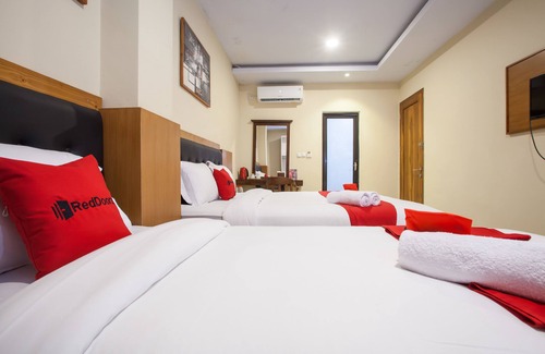 Malang Hotel | RedDoorz Premium @ Jalan Cengkeh