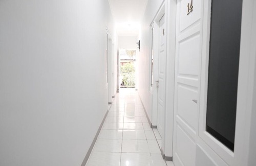 Kebon Jeruk House | RedDoorz Syariah near Siloam Hospital Kebon Jeruk