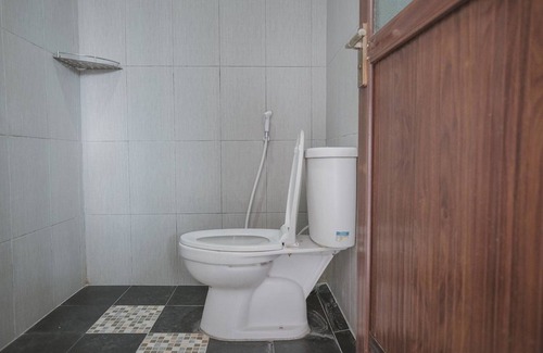 Jambi Hotel | RedDoorz Syariah near Tugu Juang Jambi 2