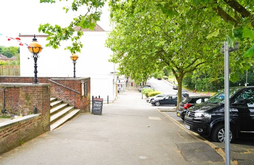 London Borough of Bromley Apartment | *Reduced Rates* *REFURBISHED* Studio (2) 25 Mins approx. to London Bridge