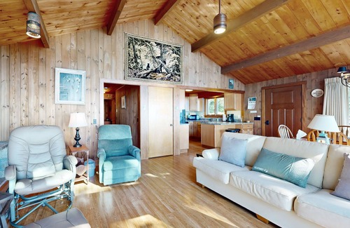 Bass Harbor House | Reed Shore Cottage | Oceanfront house in Bass Harbor with direct beach access