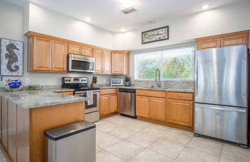 Marathon House | Reel Sunset 3/2 with Pool and Canalfront in Duck K