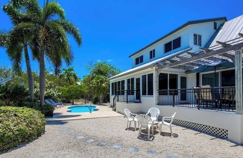 Marathon House | Reel Sunset 3/2 with Pool and Canalfront in Duck K