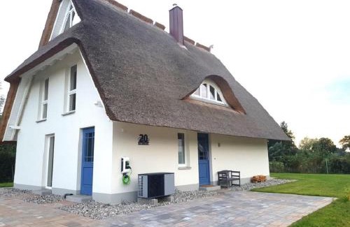 Am Salzhaff House | Reetsnacker - Ferienhaus mit Kamin, Sauna und Whirpool für 8 Personen