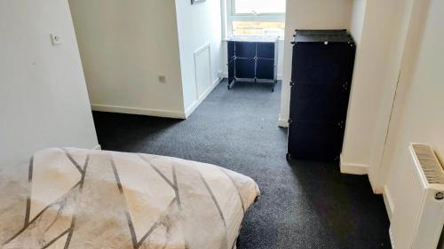 Forest Fields House | ref Ex4, Best Room near City Centre - FREE Car Parking