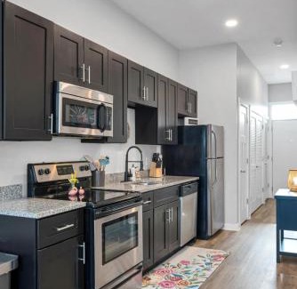 Hillsboro Village House | REFRESHING 2 bedroom, 3 bed Nashville condo with FREE Parking Near Restaurants