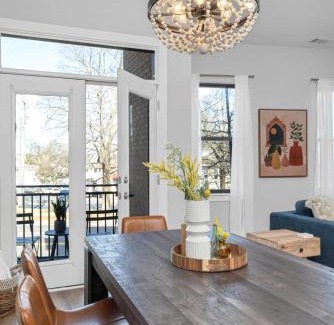 Hillsboro Village House | REFRESHING 2 bedroom, 3 bed Nashville condo with FREE Parking Near Restaurants
