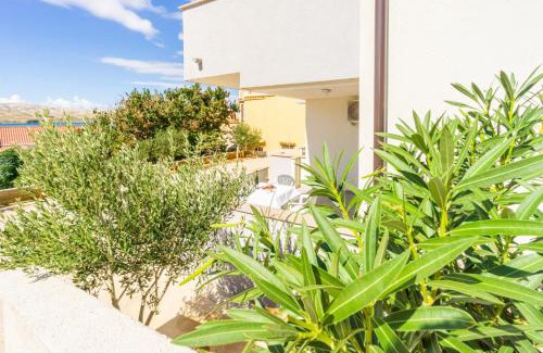 Metajna Apartment | Reful Top modern facility with large terrace or balcony