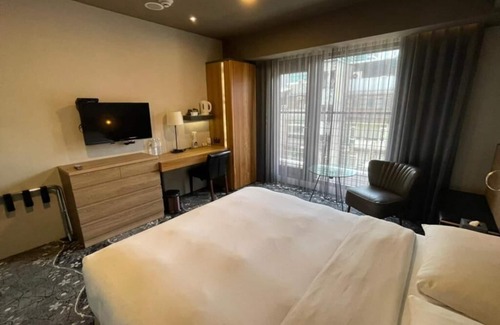 New London House | Regency Inn & Suites