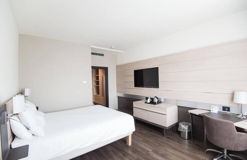 New London House | Regency Inn & Suites
