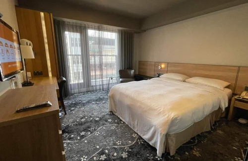 New London House | Regency Inn & Suites