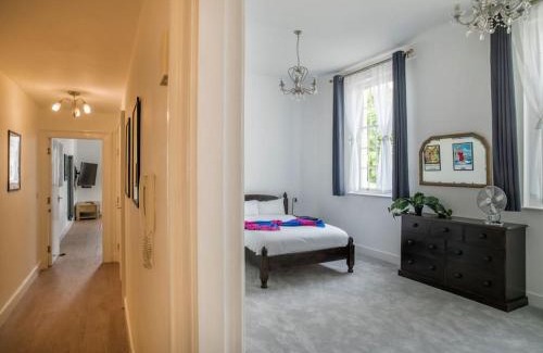 Gloucester Apartment | Regency style Marvel apartment