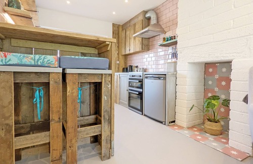 East Wittering Cottage | Reiska, West Wittering - sleeps 6 guests in 2 bedrooms