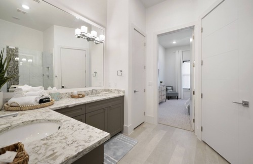 Montgomery Condo | Rejuvenate at Lake Conroe's #1 food spot! 60% Discount for Monthly Stays!