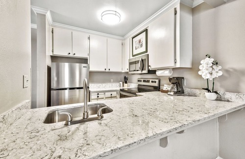 South Lake Tahoe Resort | Relax and Recharge! 2 Comfortable Units, Free Breakfast, Pets Allowed!