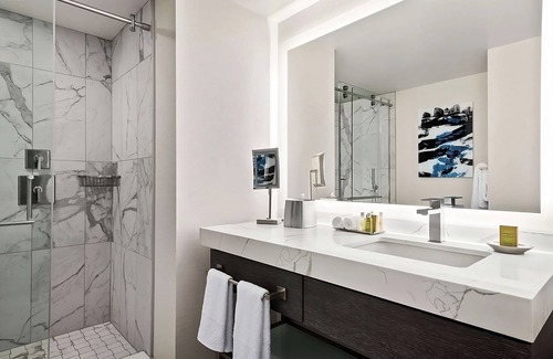 Streeterville Hotel | Relax and Recharge! 4 Comfortable Units, Parking, Onsite Swimming Pool