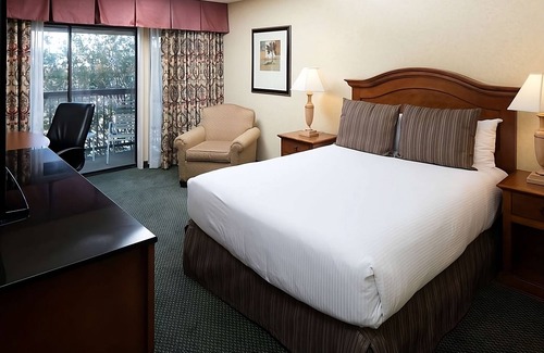 Redding Resort | Relax and Recharge! Outdoor Pool, Pets Allowed Close to Sundial Bridge!