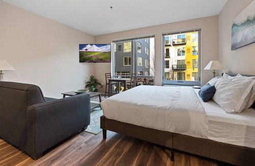 Crossroads Arts District Condo | Relax and Rejuvenate in a Glamorous Retreat with a Stunning Rooftop 334