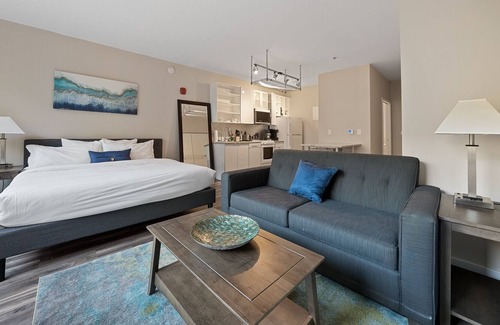 Crossroads Arts District Condo | Relax and Rejuvenate in a Glamorous Retreat with a Stunning Rooftop 334