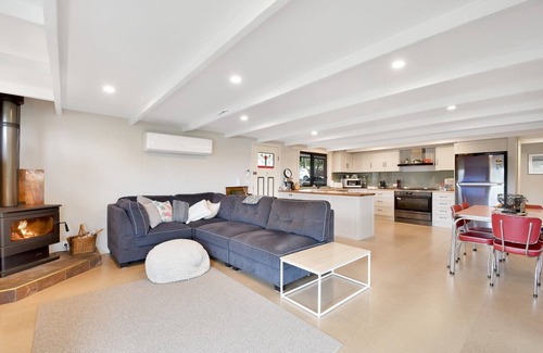 Goughs Bay House | Relax at Goughs Bay - Beautiful Lake Views
