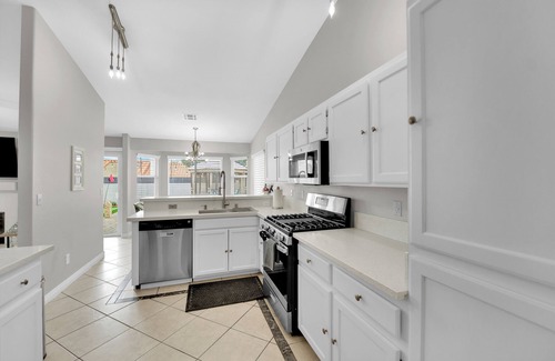 Mission Hills House | Relax at the Hills – Quiet 2 King Beds, 1 Queen bed