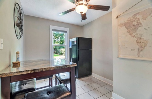 West Central Apartment | Relax & Cool near Fastnight Prk