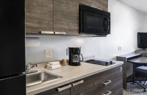 Seven Hills House | Relax in 2 Spacious Rooms w/Full Kitchen Near Lion Habitat Ranch Inc