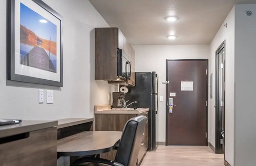 Seven Hills House | Relax in 2 Spacious Rooms w/Full Kitchen Near Lion Habitat Ranch Inc