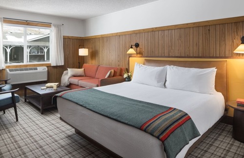 Jackson Hotel | Relax in 3 Spacious Rooms: Retro Lodge w/Fire Pits & All-Year Pool