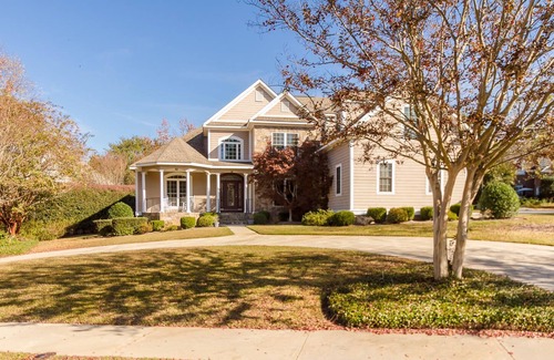 Martinez House | Relax in 5 Bed, 4BA,Gated Golf Com. Home- minutes to National Golf Course