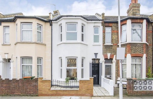 Green Street East House | Relax in a 6-Bedroom House w/a Sunny Garden. Perfect for Group Business Travel!