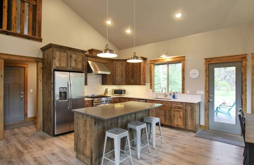 Donnelly Cabin | Relax in Style | Chic Home w/Hot Tub + Mountain Views