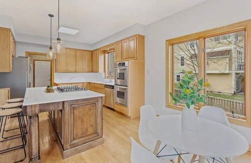 Eden Prairie House | Relax in Style in Huge House with Comfort – Perfect Short-Term Stay