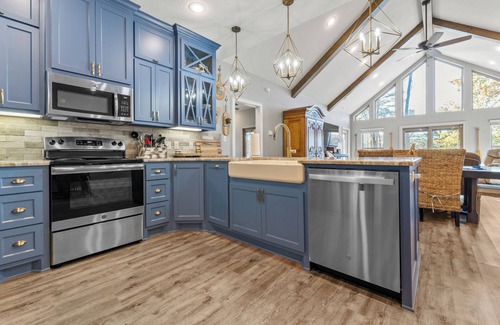 Clinton House | Relax in the Blue Cottage Retreat w/lakefront views & walk down access to water