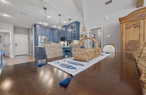 Clinton House | Relax in the Blue Cottage Retreat w/lakefront views & walk down access to water
