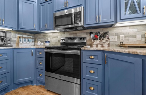 Clinton House | Relax in the Blue Cottage Retreat w/lakefront views & walk down access to water