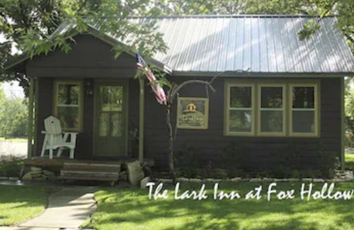 Cottonwood Falls House | Relax in the Tranquil setting of this 1920's Bungalow Guesthouse