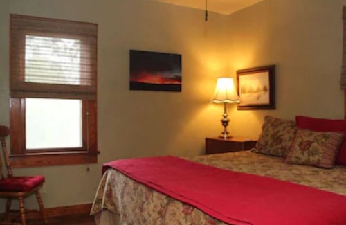 Cottonwood Falls House | Relax in the Tranquil setting of this 1920's Bungalow Guesthouse